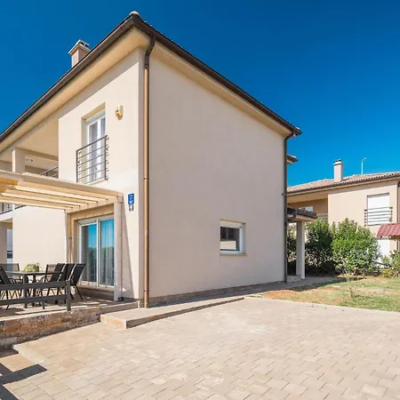 Lovely In With Kitchen Holiday home