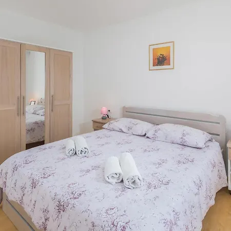 Lovely In With Kitchen Holiday home *